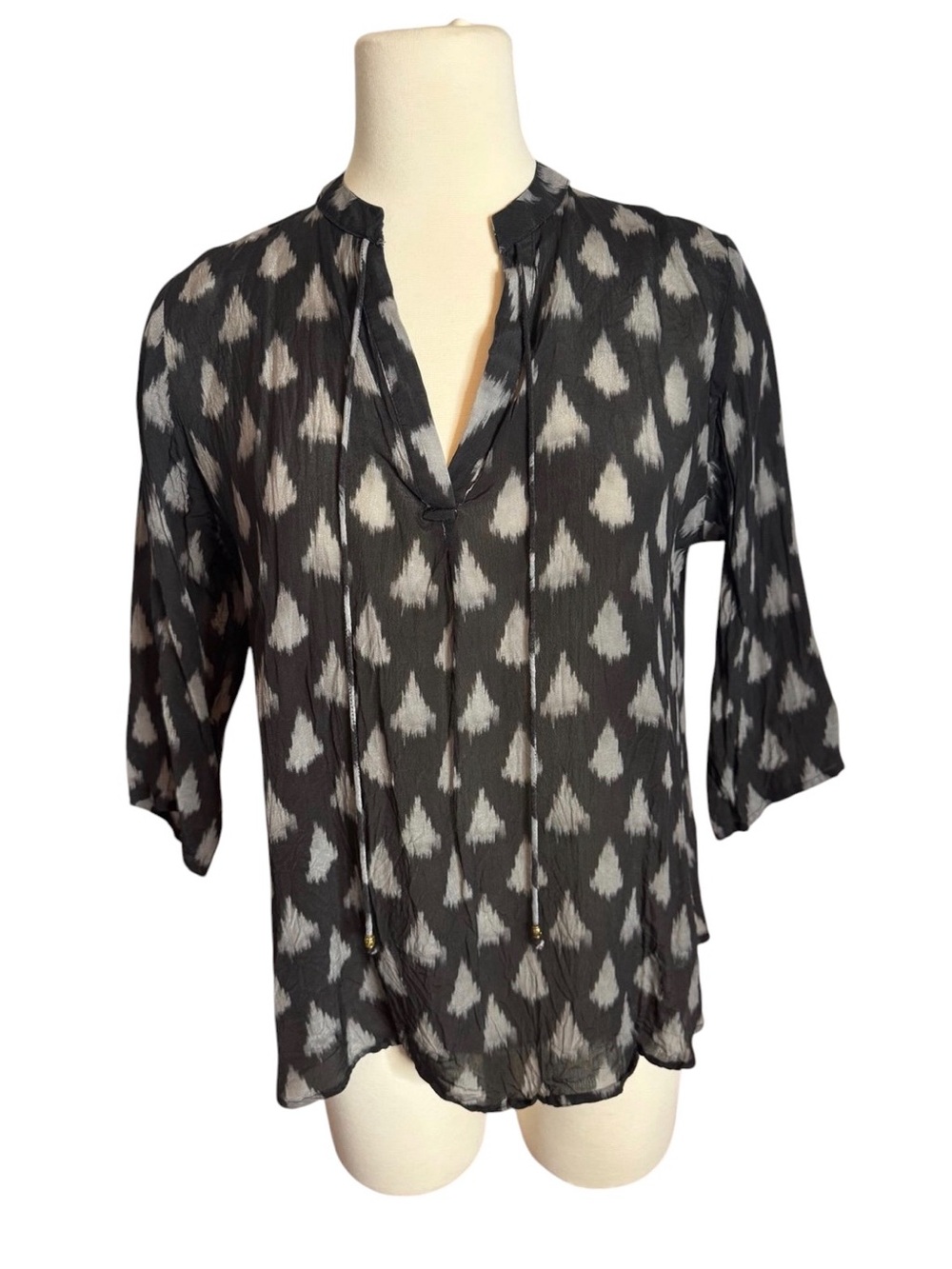 APNY Black and White Patterned V-Neck Women’s Blouse